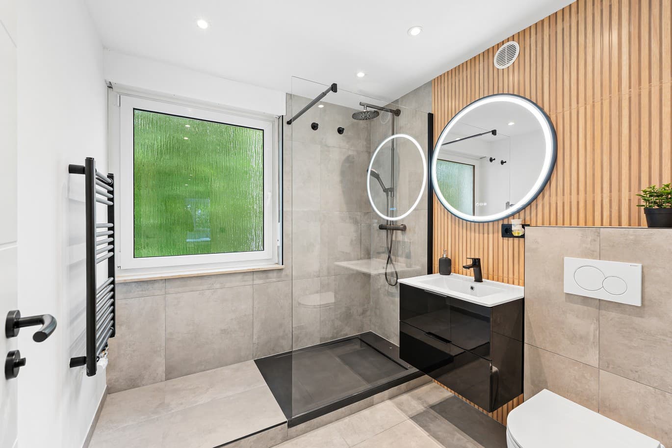 Neues Badezimmer mit Walk-in-Dusche nach der Sanierung