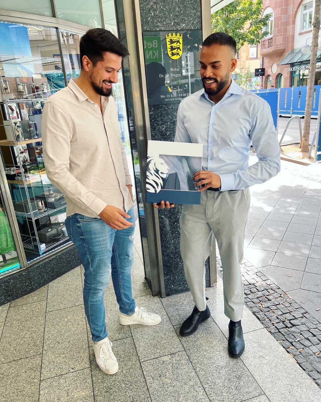 Kunde im Gespräch mit einem Berater von Sandeep Real Estate